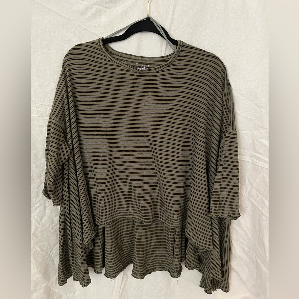 Free People. We the Free. “Circle in the Sands” 3/4 sleeve tee. Size xs/s.